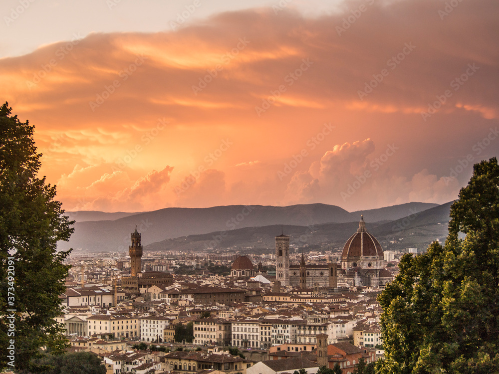 Italia, Toscana, Firenze. Veduta della città al tramonto e nuvole