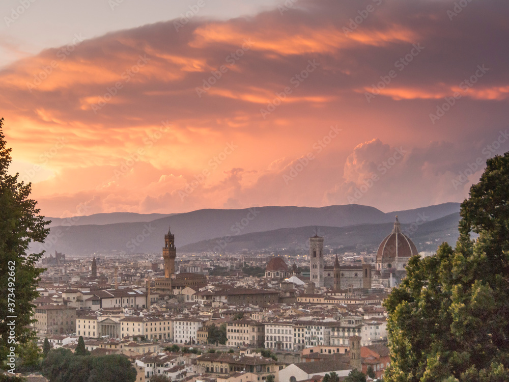 Italia, Toscana, Firenze. Veduta della città al tramonto e nuvole