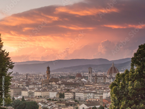 Italia, Toscana, Firenze. Veduta della città al tramonto e nuvole © gimsan