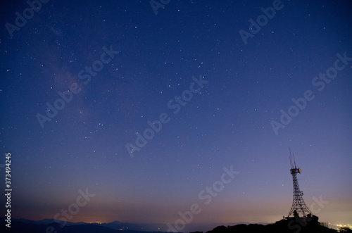 夏の夜空と鉄塔のシルエット