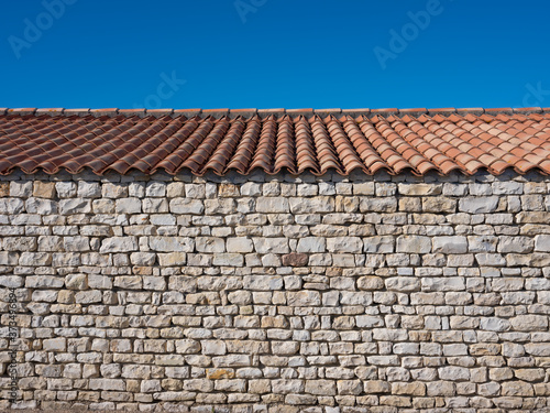 Mur en pierre et toit en tuille