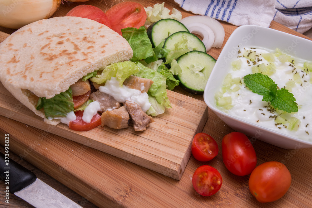 Gyros, tacos griegos de pollo y ensalada Gyros, tacos griegos de pollo y ensalada