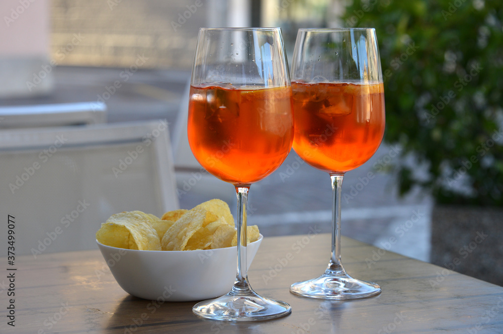 Naklejka premium Copas de spritz en una terraza de Italia