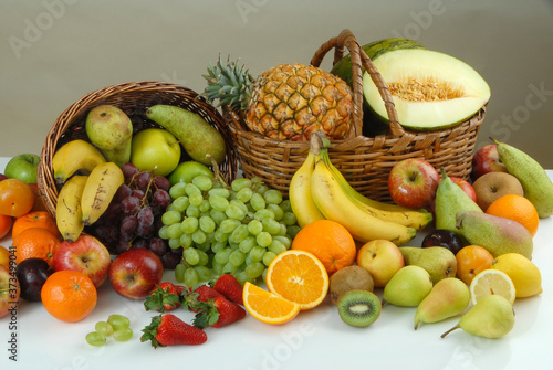 Fototapeta Naklejka Na Ścianę i Meble -  Cestas de mimbre con frutas variadas