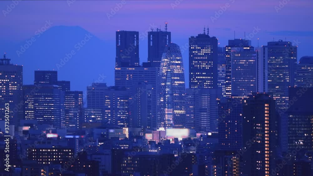 夕暮れの光が綺麗な高層ビル群 夕暮れの光が綺麗な高層ビル群