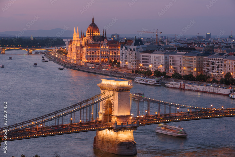 Parlamento de Budapest y puente de las Cadenas al caer la noche