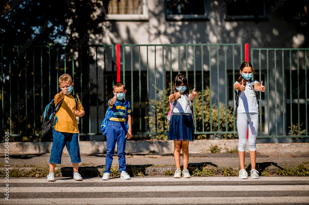 Obraz premium Children going back to school after epidemic, They are wearing a protective face mask
