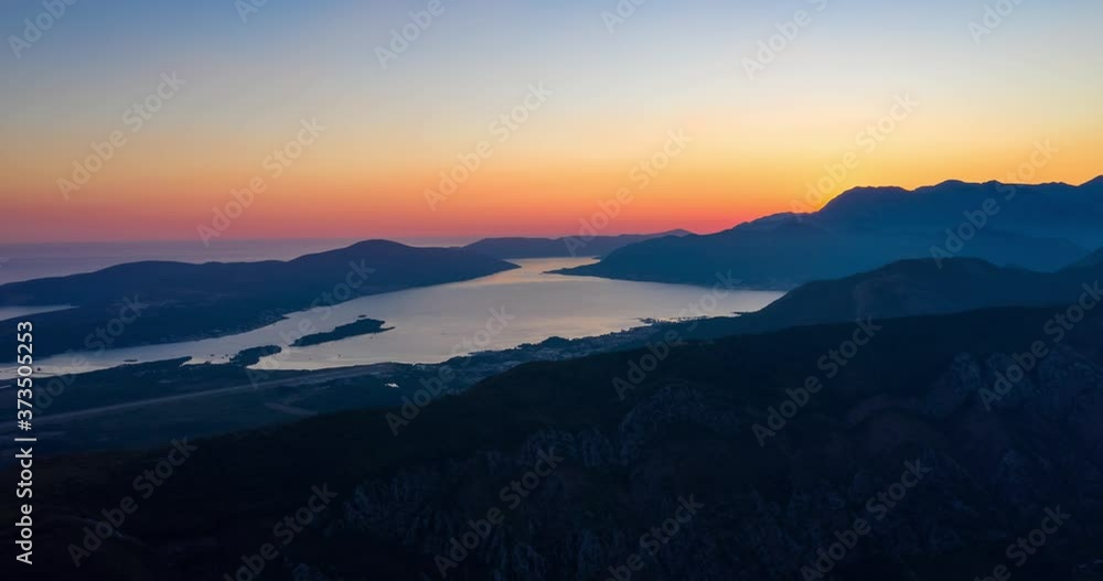 Kotor, Montenegro. Die Bucht von Kotor mit Bergen im Vordergrund und Stadt Tivat. Kotor, Montenegro. Die Bucht von Kotor mit Bergen im Vordergrund und Stadt Tivat.