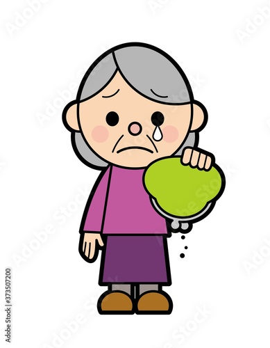 空の財布と落ち込む高齢女性