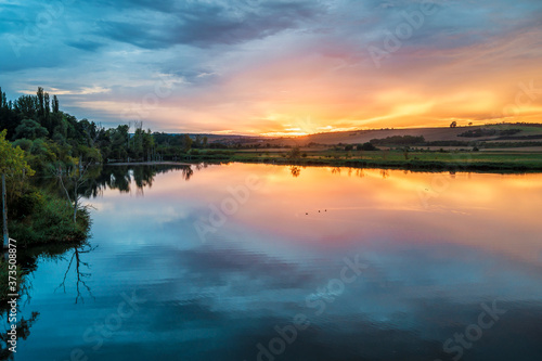 WUnderschöner Sonnenuntergang in ländlicher Region in Deutschland mit See im Vordergrund © Ralf Geithe