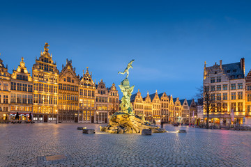 Tableau sur plexiglas Anvers Panorama nocturne du centre-ville d'Anvers  © SeanPavonePhoto
