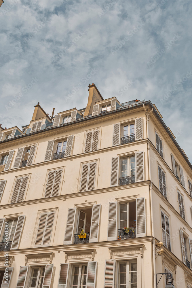 Fototapeta premium Beautiful parisian architecture, Paris, France