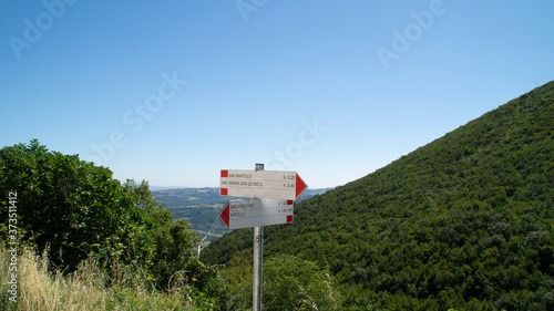 Segnali lungo il sentiero a Serra San Quirico photo