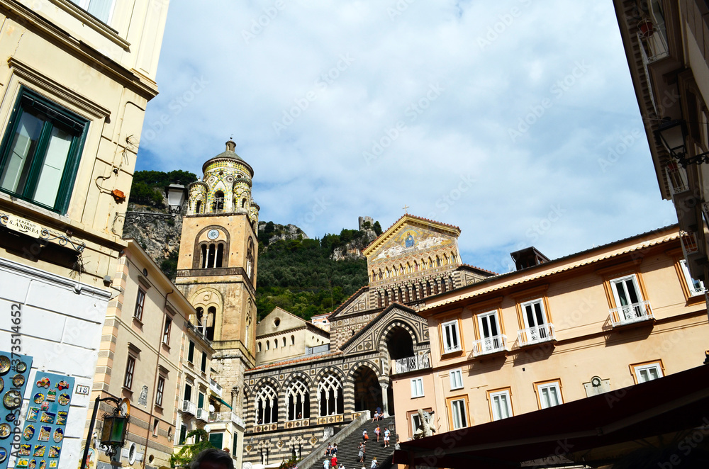 Fototapeta premium amalfi coast in italy, italian town of amalfi, mediterranean town of amalfi, cloff town of amalfi in italy