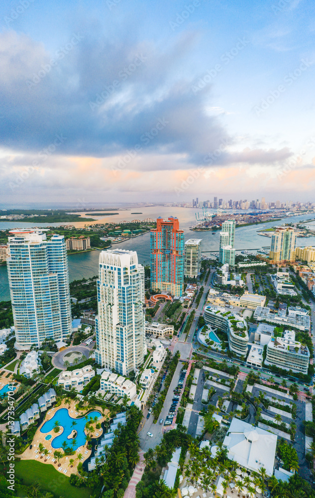 Fototapeta premium Miami Beach as seen from South Point Park