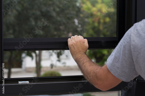 hombre bajando mosquitera