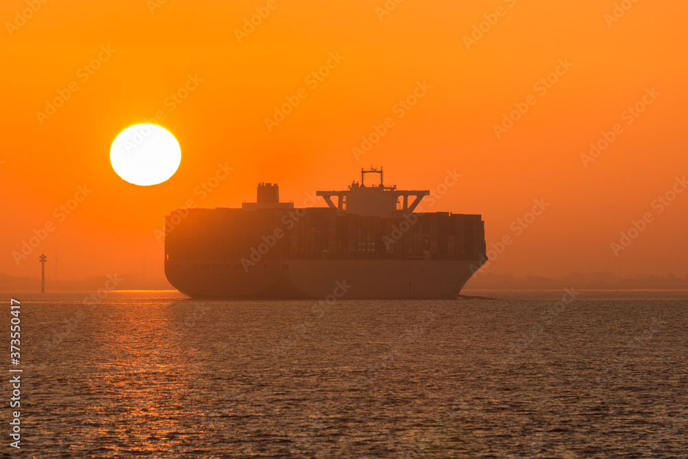 Silhouette Containerschiff Sonnenuntergang
