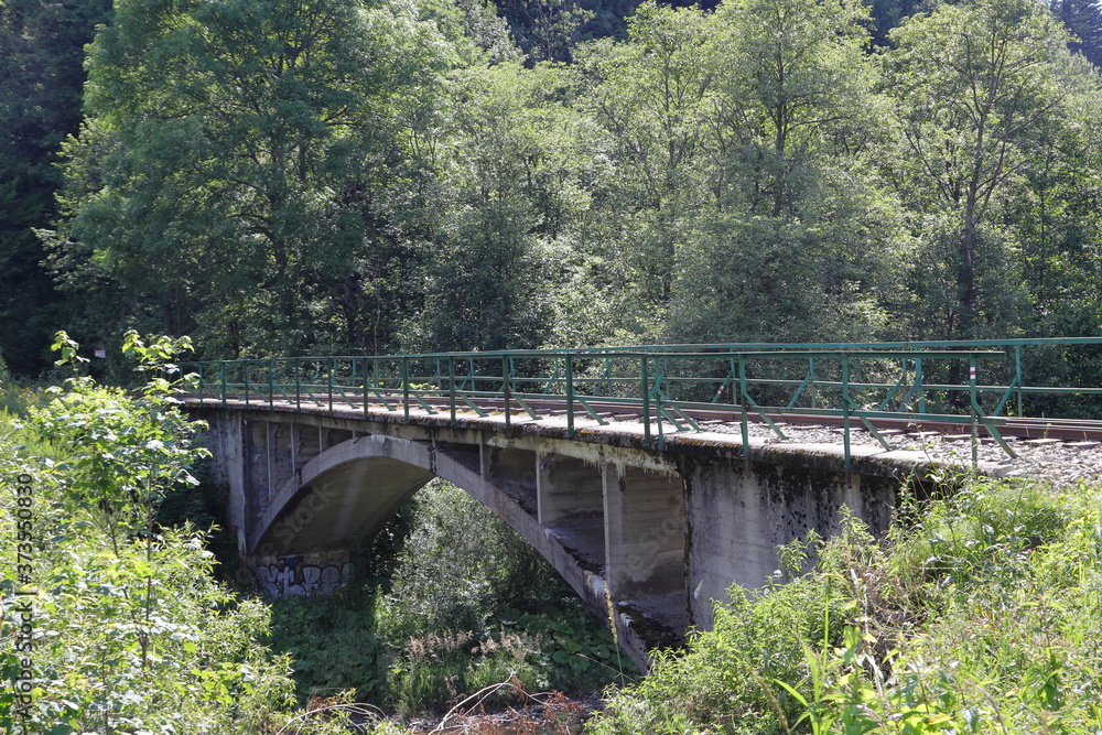 most kolejowy nad rzeką