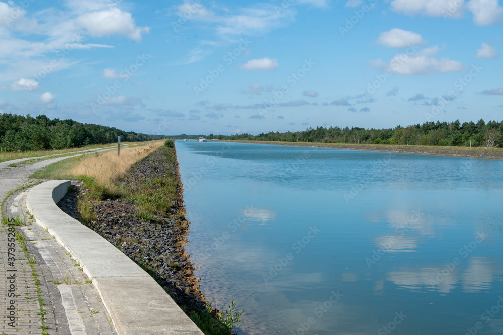 Der Elbe-Seitenkanal ist eine Bundeswasserstraße in Niedersachsen zwischen dem Mittellandkanal und der Elbe.