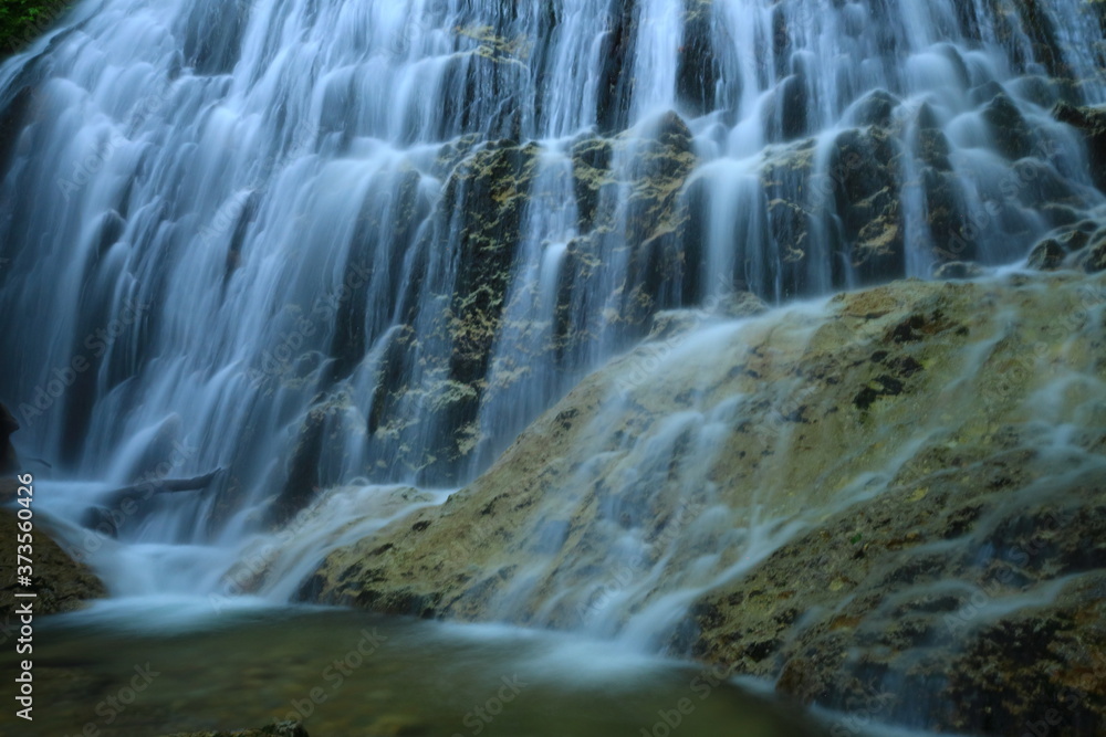 Obraz premium 岩手県矢巾町 夏の大白沢の滝