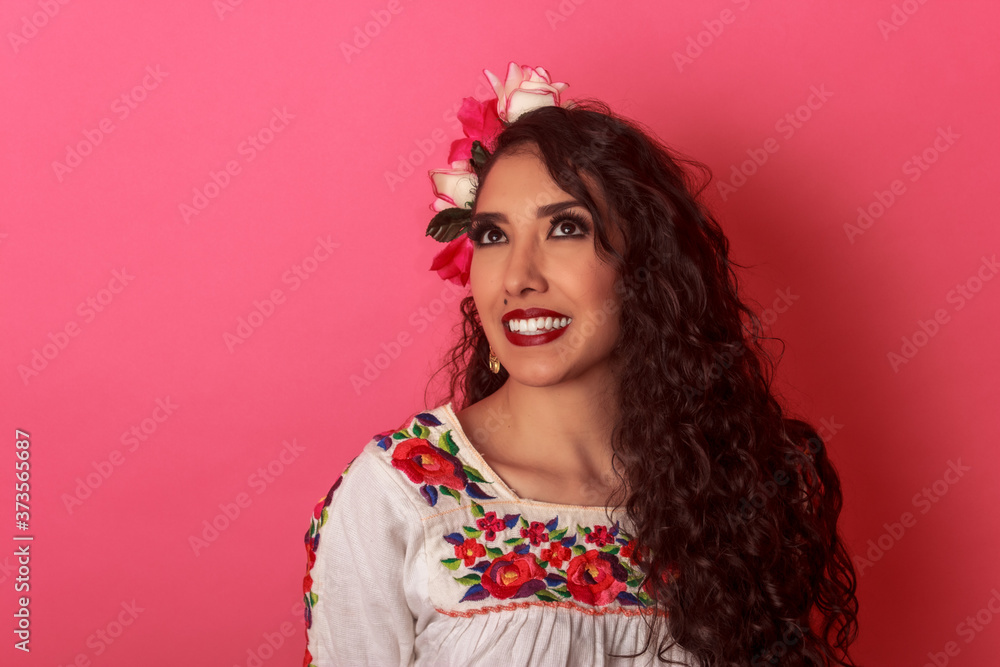 Mexicana latina joven en traje típico revolucionario folclórico hispanidad