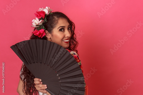 Retrato mujer mexicana latina en atuendo tradicional  con adorno de flores folclórico