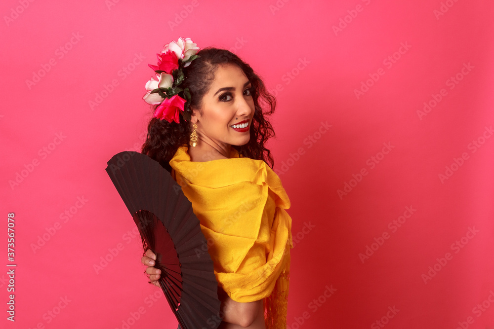 Fototapeta premium Retrato mujer mexicana latina con adorno de flores tradicional folclórico