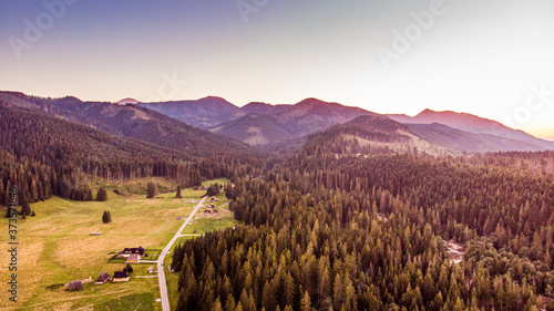 Tatry Zachodnie, najdłuższa tatrzańska dolina, Dolina Chochołowska z lotu pta...