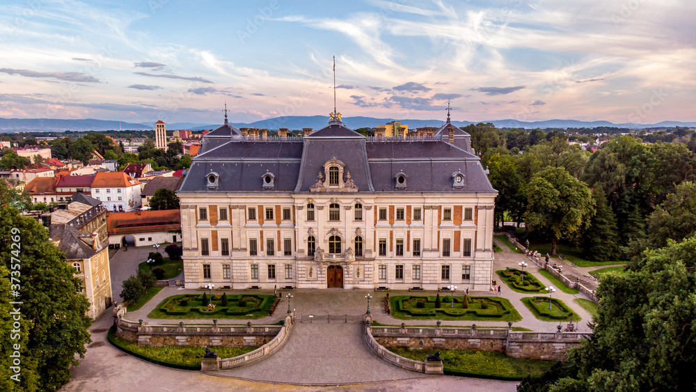 Zamek w Pszczynie z lotu ptaka – dawna rezydencja magnacka w Pszczynie na Górnym Śląsku, która powstała w miejscu obronnego gotyckiego zamku z początku XV wieku