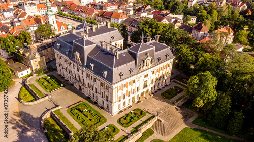 Obraz na płótnie Zamek w Pszczynie z lotu ptaka – dawna rezydencja magnacka w Pszczynie na Górnym Śląsku, która powstała w miejscu obronnego gotyckiego zamku z początku XV wieku w salonie