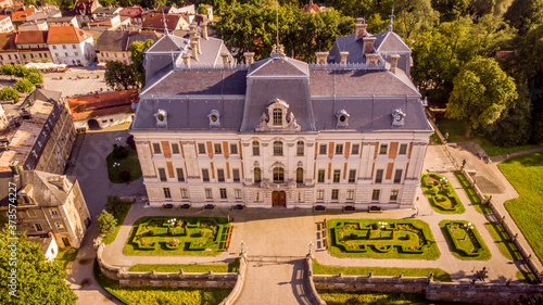 Zamek w Pszczynie z lotu ptaka – dawna rezydencja magnacka w Pszczynie na Górnym Śląsku, która powstała w miejscu obronnego gotyckiego zamku z początku XV wieku