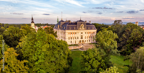 Zamek w Pszczynie z lotu ptaka – dawna rezydencja magnacka w Pszczynie na Górnym Śląsku, która powstała w miejscu obronnego gotyckiego zamku z początku XV wieku