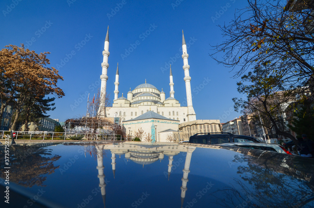 Naklejka premium Kocatepe Mosque and its reflection over a car - Ankara, Turkey