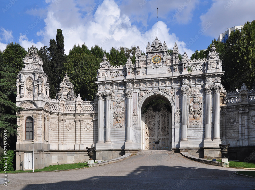 Fototapeta premium The elegant Dolmabahce Palace in Istanbul Turkey.