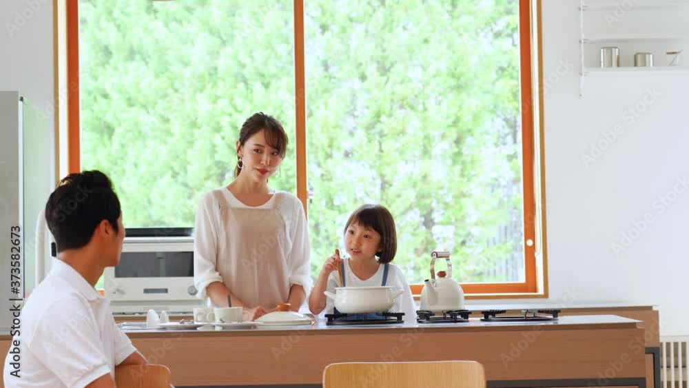 料理をする家族