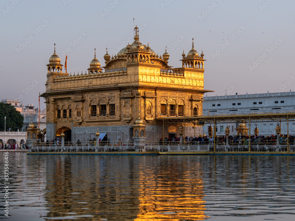 Fototapeta premium late afternoon sun shining on the beautiful golden temple in amritsar