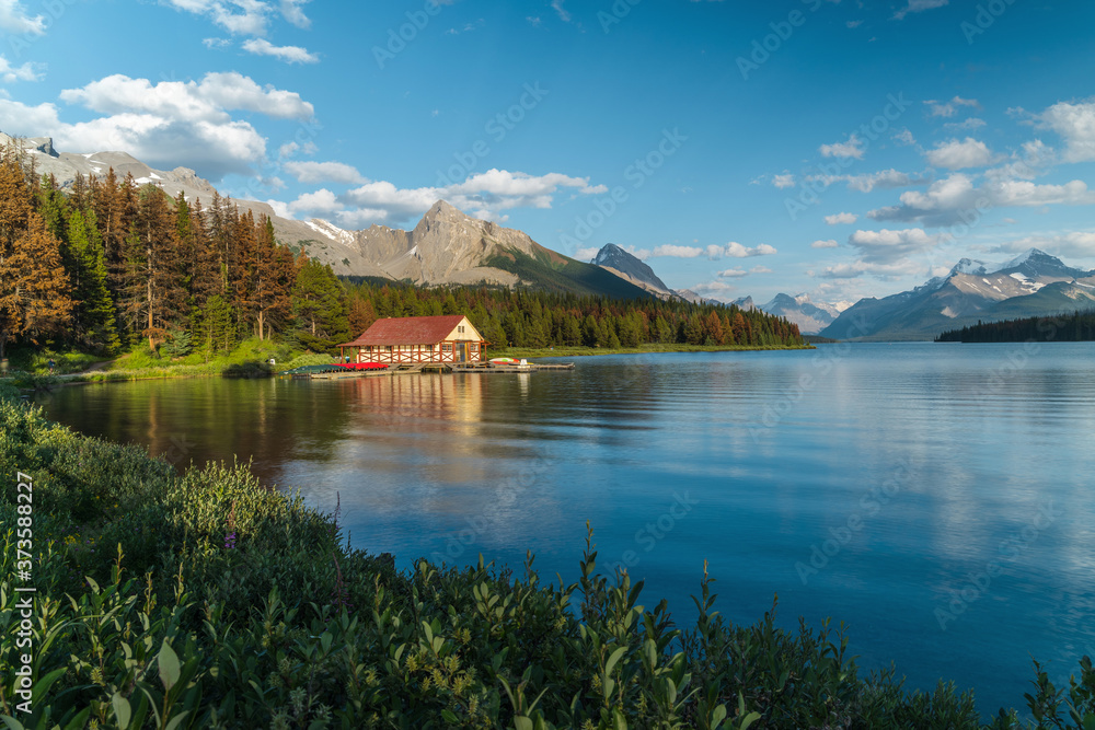 Fototapeta premium Maligne Lake in Jasper National Park, Alberta, Canada