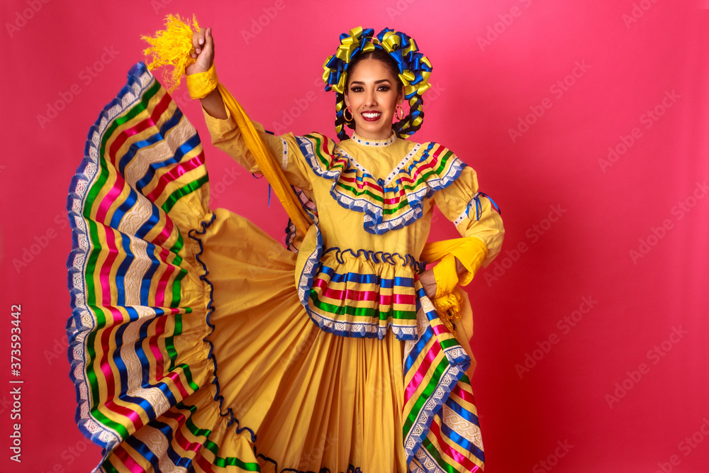 Bailarina vestida en traje tradicional folclórico mexicano amarillo en  fondo rosa retrato Stock Photo | Adobe Stock