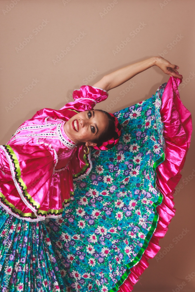 Retrato joven mujer bailarina en traje típico mexicano tradicional  folclórico foto de Stock | Adobe Stock