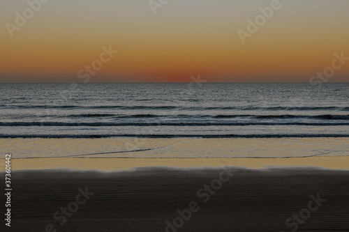 Fototapeta Naklejka Na Ścianę i Meble -  Skyline Sunset on the beach concepto de paz vacaciones veranos calurosos