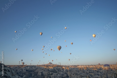 Wielka atrakcja turystyczna Kapadocji - lot balonem. Kapadocja jest znana na całym świecie jako jedno z najlepszych miejsc do latania balonami na gorące powietrze. Göreme, Kapadocja, Turcja