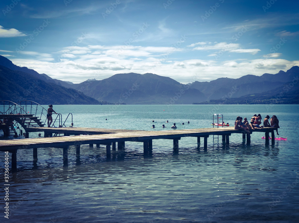 Steg mit Badegästen im Sommer am Attersee, OBerösterreich Steg mit Badegästen im Sommer am Attersee, OBerösterreich