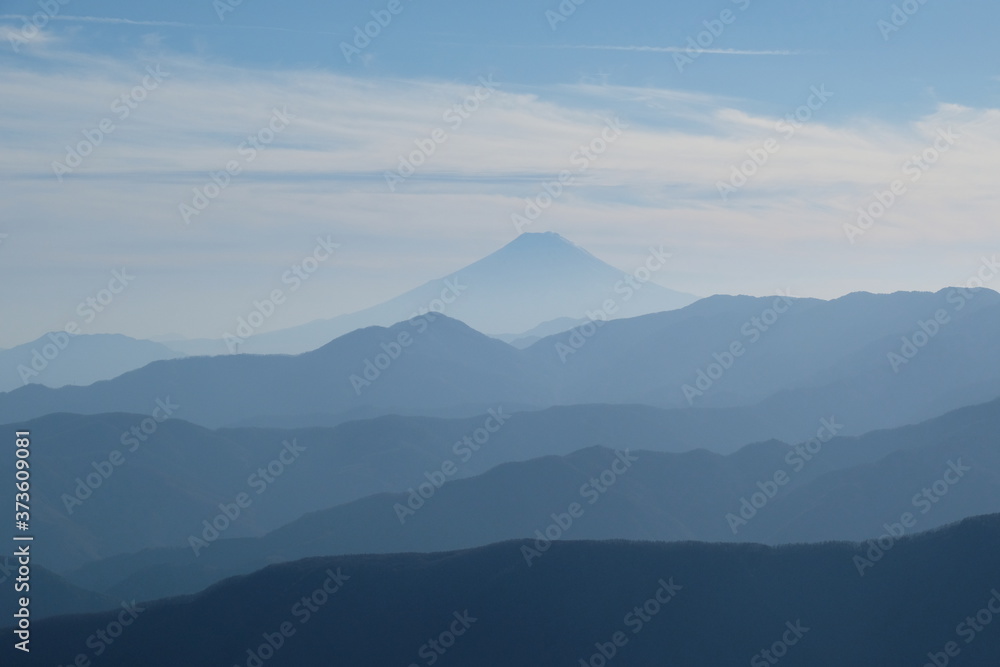 富士山の見える絶景トレイル。百名山、雲取山。View of Mt. Fuji. Amazing trekking area in Tokyo Japan.