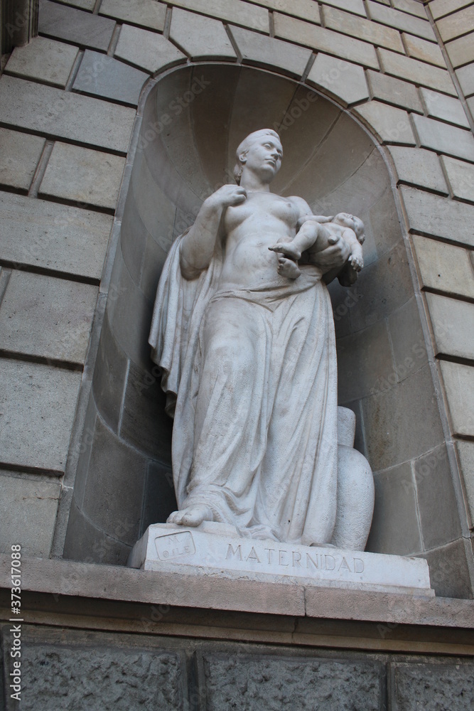 Estatua de la Maternidad.


