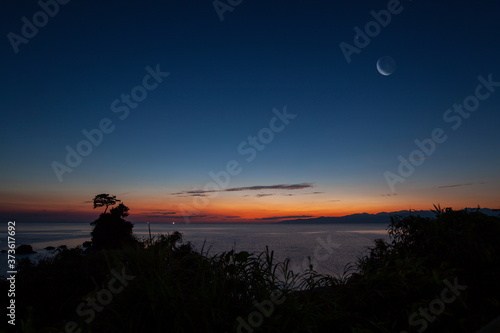 Foto 暁の海と夜明けの月