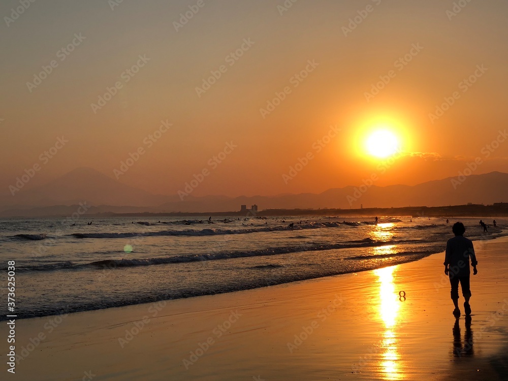 浜辺の夕日