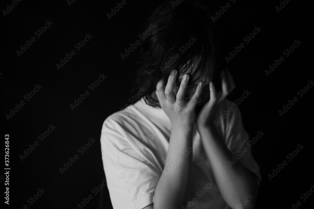 悲しみに暮れる女性 悲しみに暮れる女性