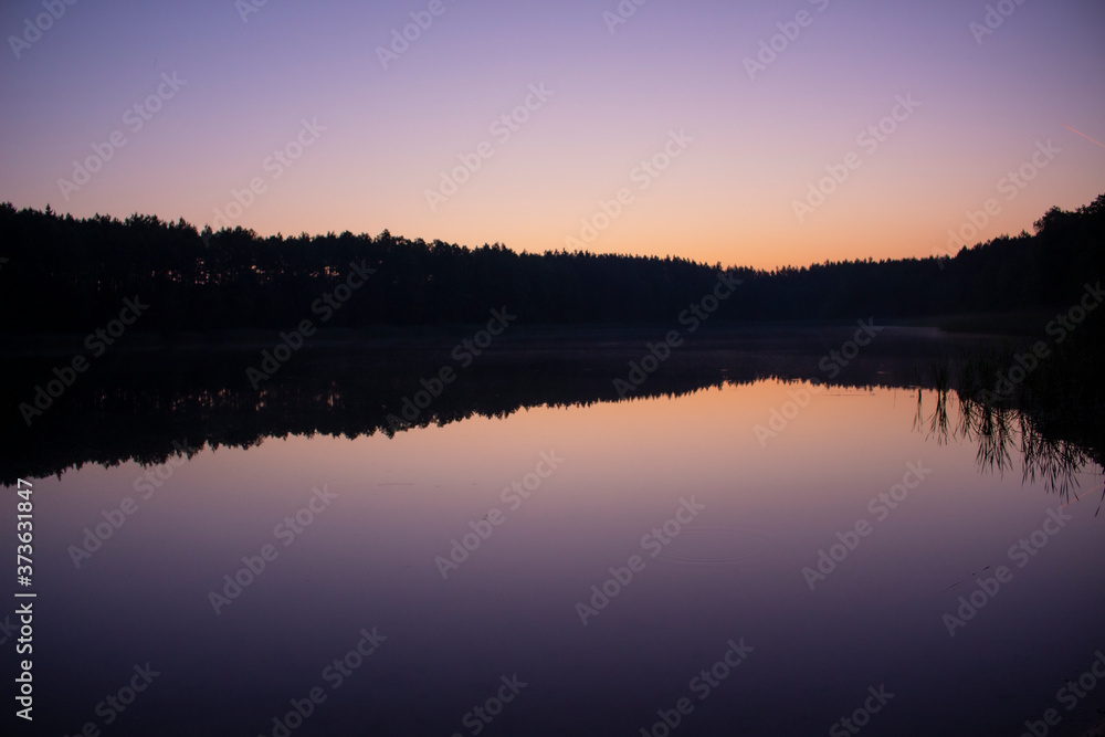 Fioletowo- różowy zachód słońca nad jeziorem