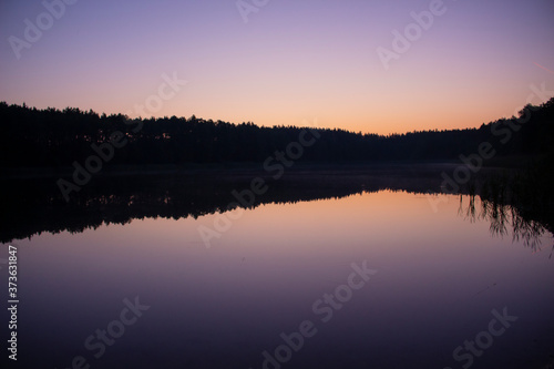 Fioletowo- różowy zachód słońca nad jeziorem
