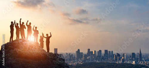 サクセスイメージ　頂上に立つ人々
